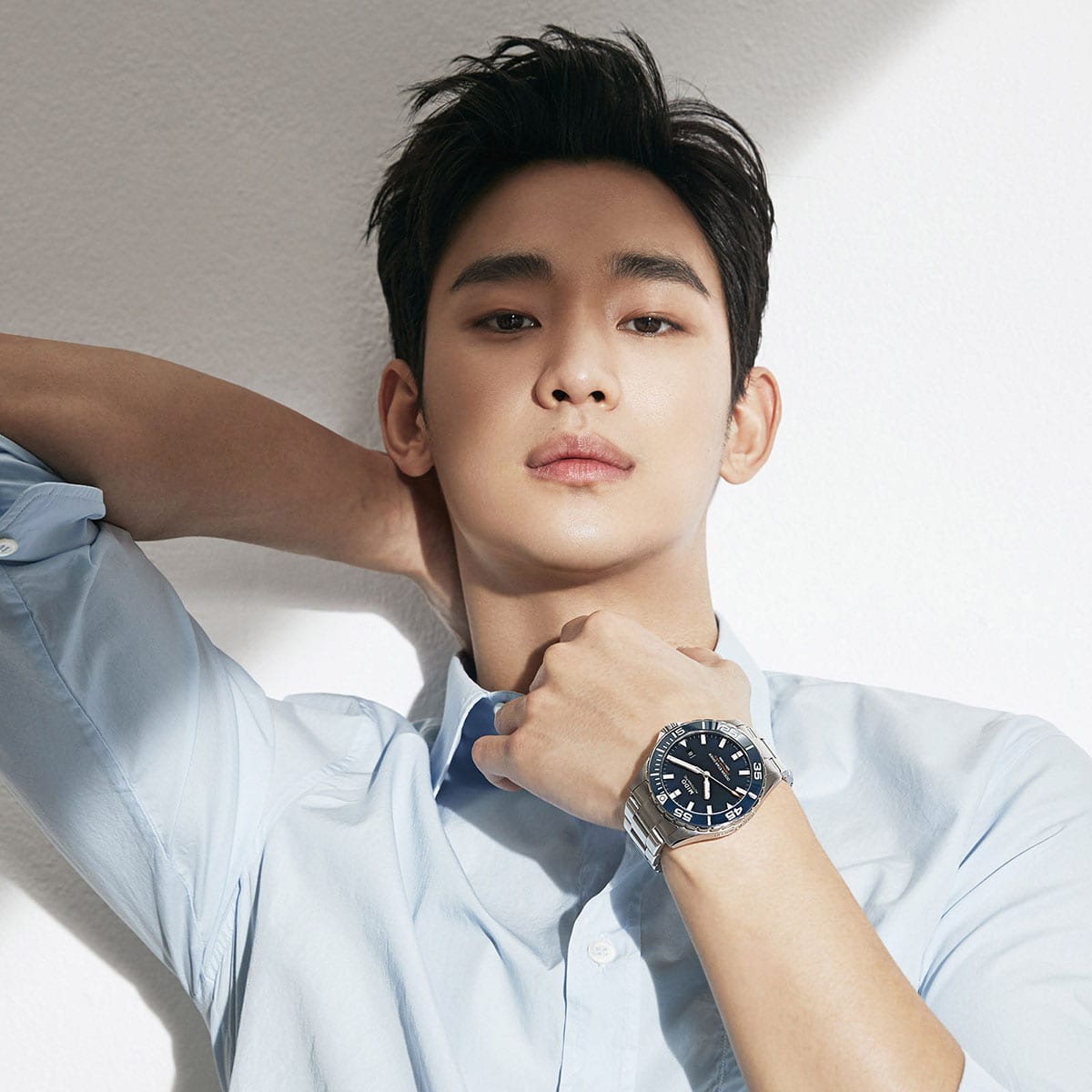 Photo de Kim Soo Hyun portant une montre pose pour un Magazine