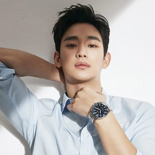 Photo de Kim Soo Hyun portant une montre pose pour un Magazine