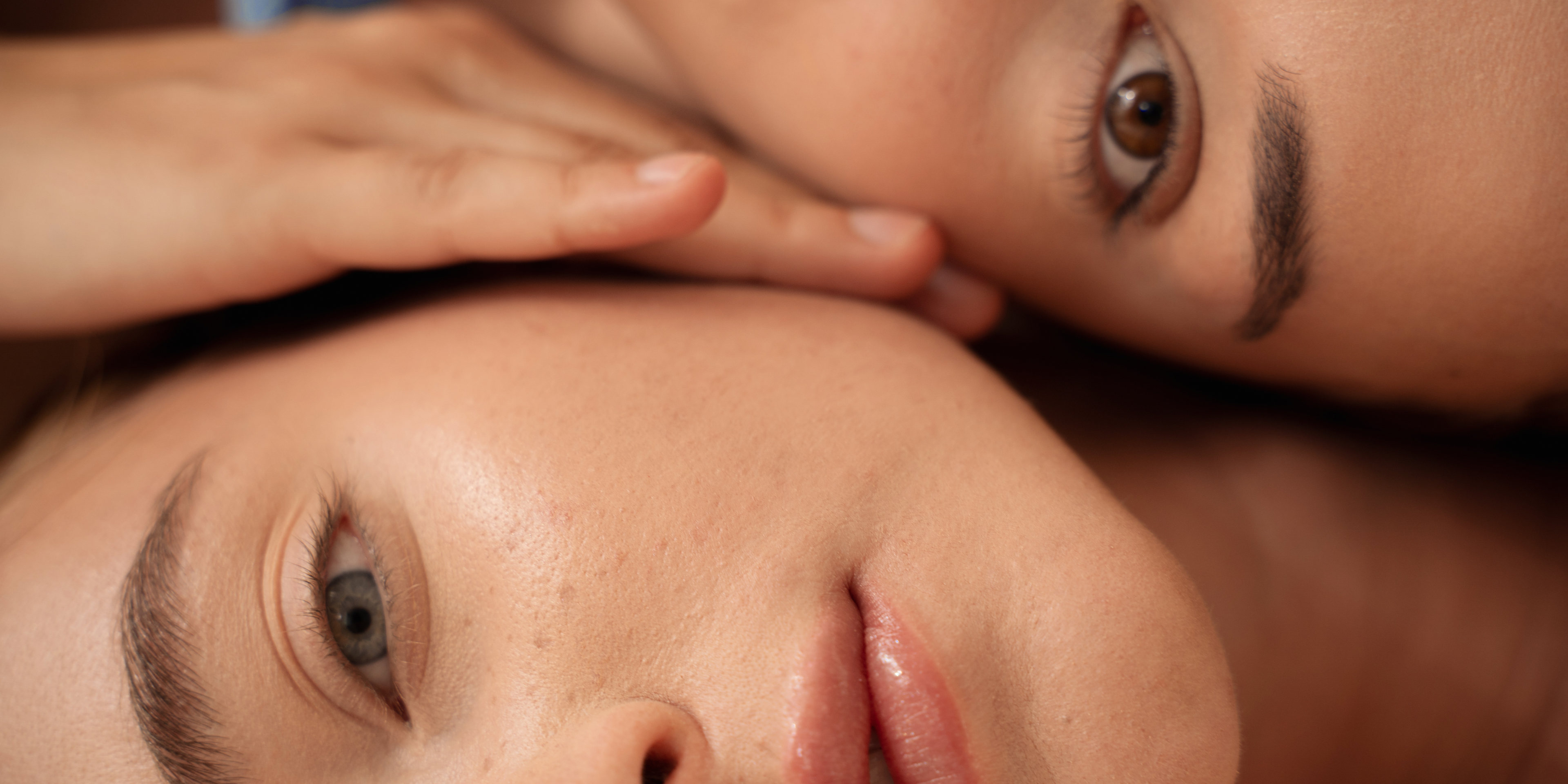 Bannière portrait deux visages de jeunes femmes pour Haru & Bom