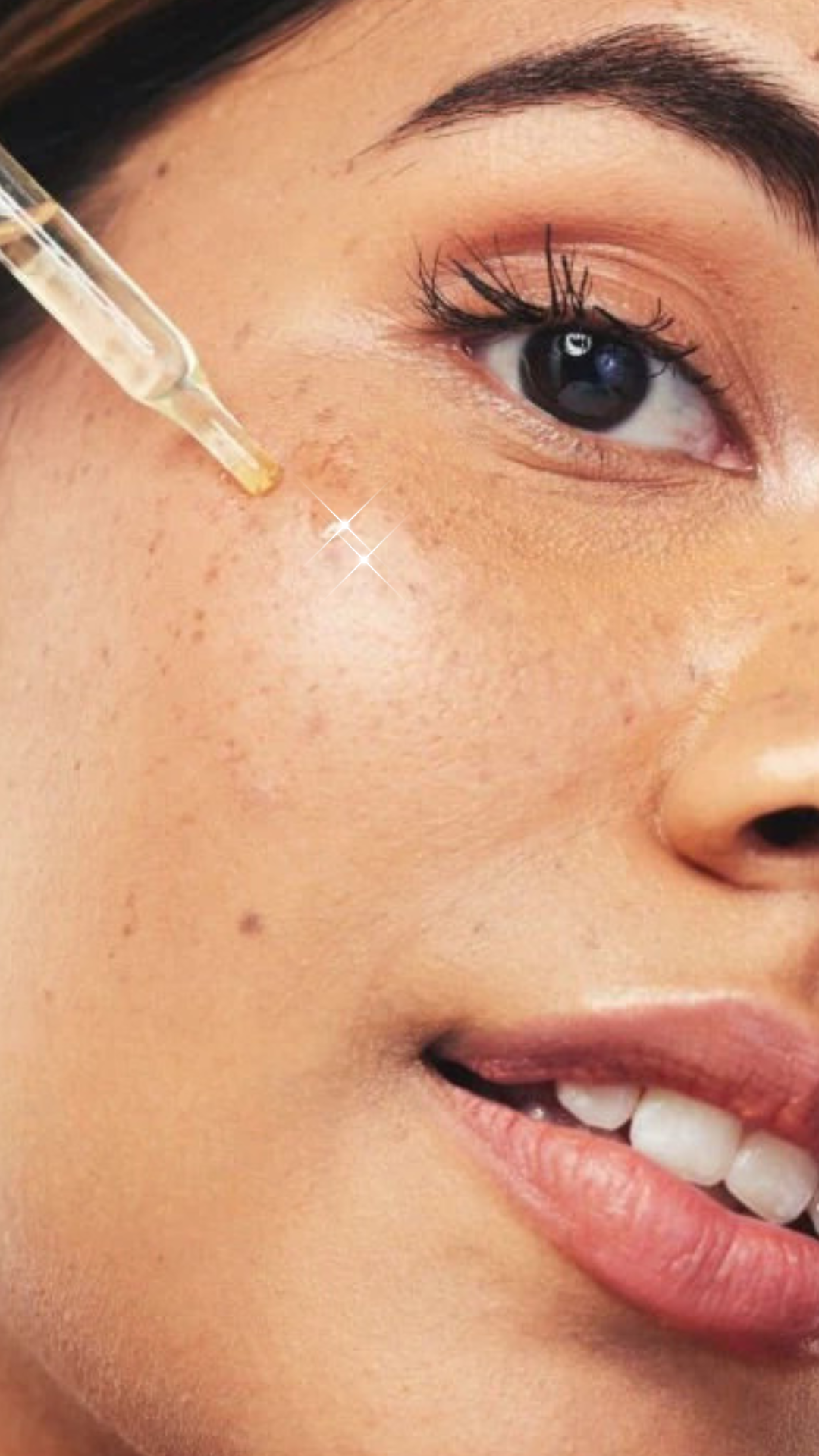 Jeune femme avec un sérum appliqué sur le visage.