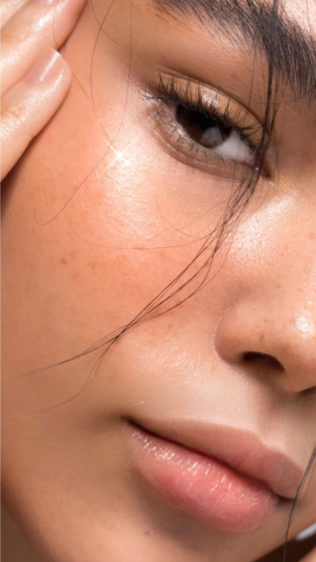Jeune femme à la peau lisse et lumineuse