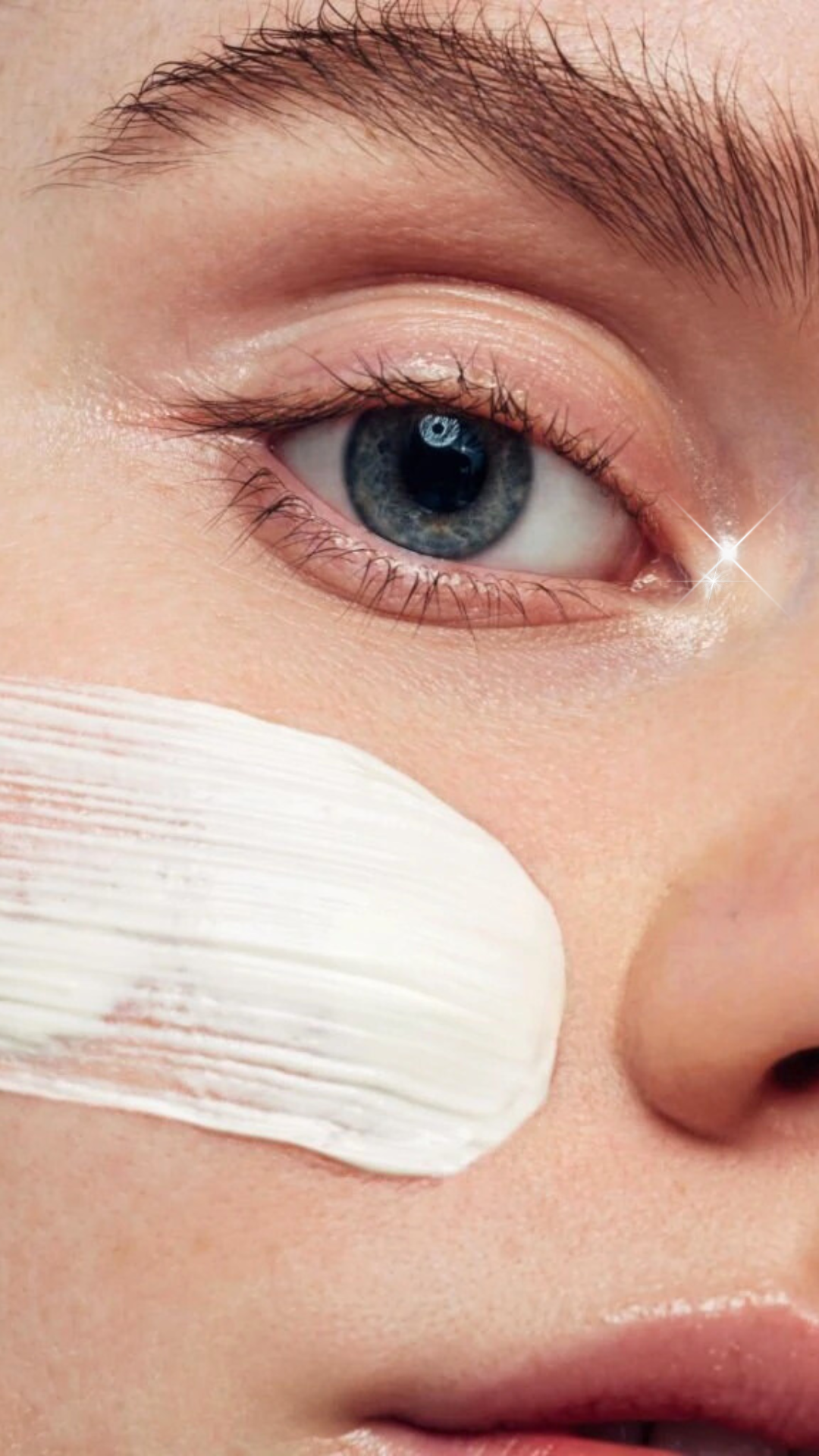 Jeune femme avec une texture crème sur le visage.
